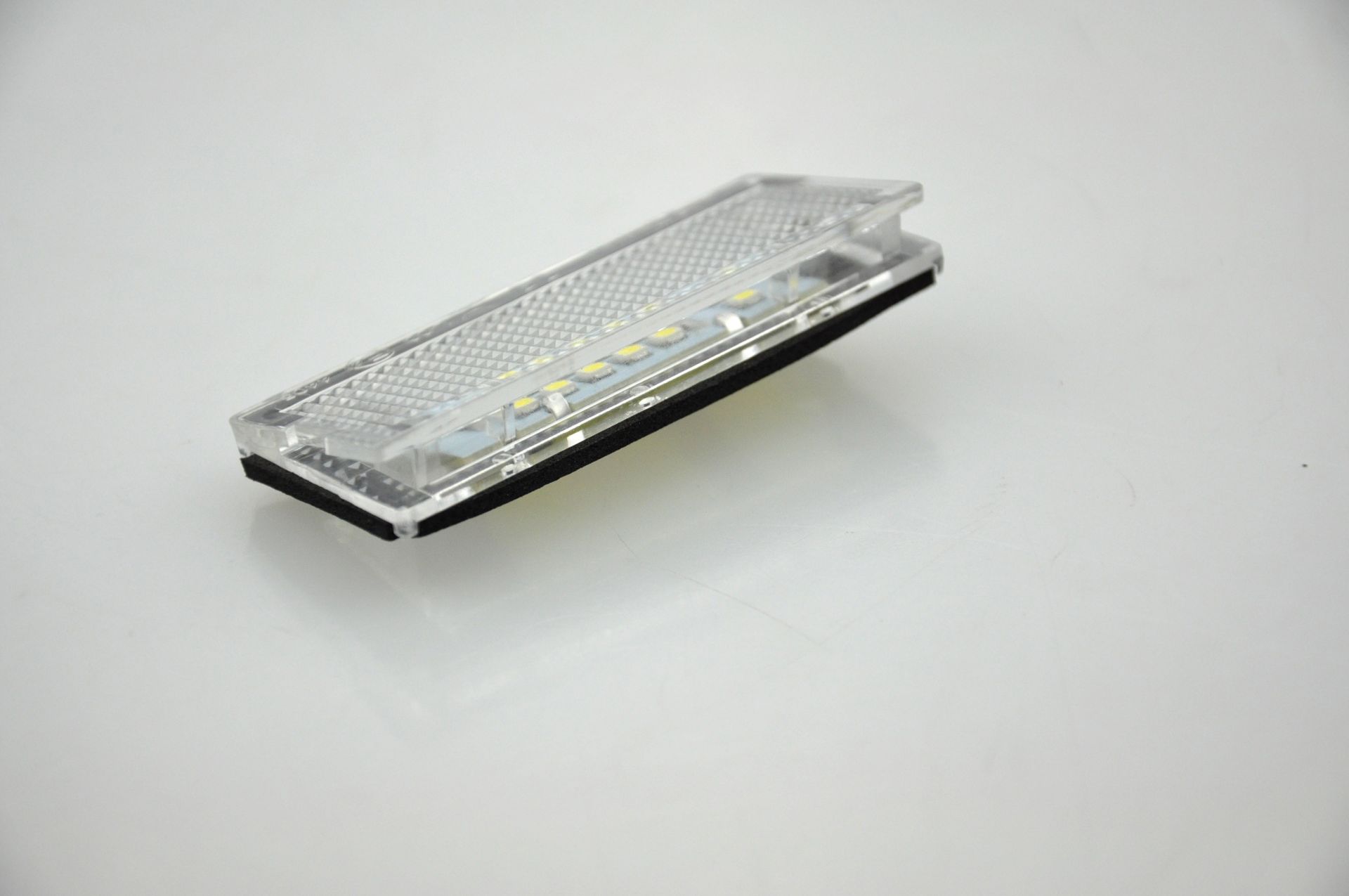 products/321/svetlo tablica bmw e46.jpg - LED SIJALICE ZA OSVETLJENJE TABLICE - BMW 030106 - Xenon Svetla Beograd